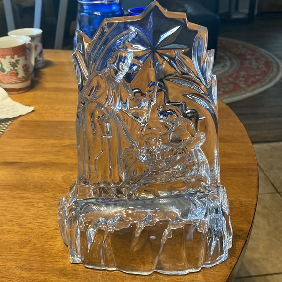 Mikasa crystal manger scene with baby Jesus, Mary and Joseph. Beautiful like new - Picture 6 of 8